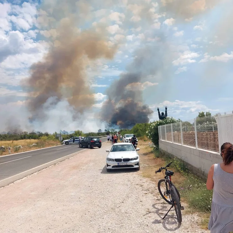 Trenutno gore tri požara, u roku od 5 minuta počelo je gorjeti na tri mjesta: 'U gužvi smo...'
