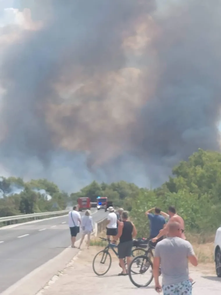 Trenutno gore tri požara, u roku od 5 minuta počelo je gorjeti na tri mjesta: 'U gužvi smo...'