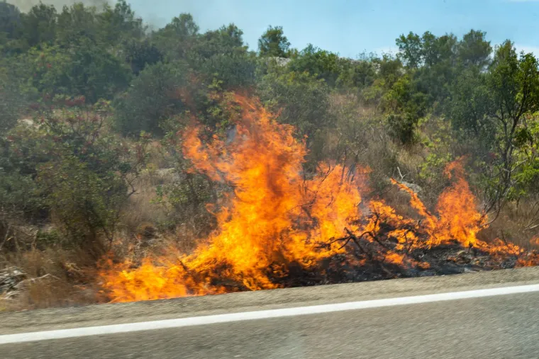 Tri požara na &scaron;ibenskom području gutaju &scaron;umu na vodičkoj obilaznici prema Srimi, ali i prema Jadriji. Gori i kod Dubrave