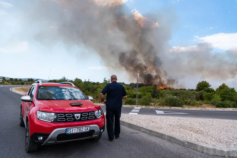 Tri požara na &scaron;ibenskom području gutaju &scaron;umu na vodičkoj obilaznici prema Srimi, ali i prema Jadriji. Gori i kod Dubrave
