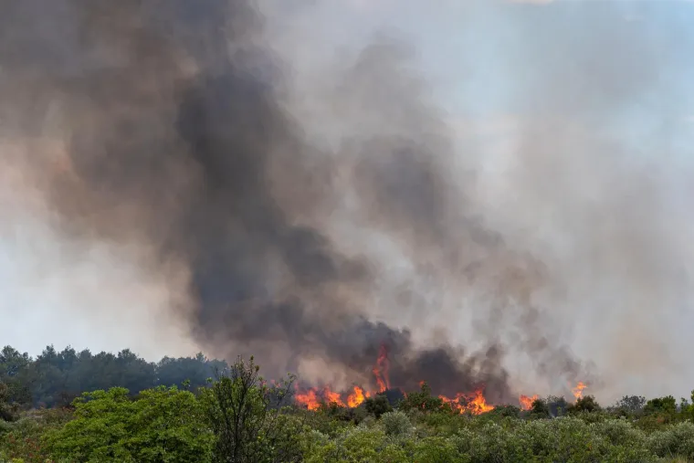 Slike otkrivaju svu silinu požara kod &Scaron;ibenika, zatvorena i državna cesta
