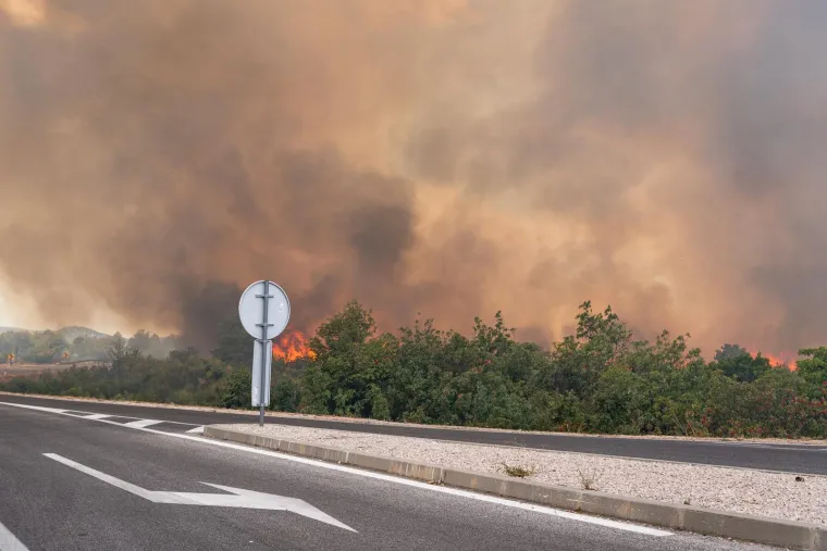 Slike otkrivaju svu silinu požara kod &Scaron;ibenika, zatvorena i državna cesta