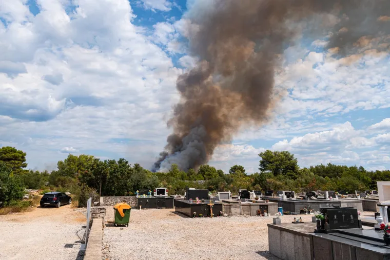 Slike otkrivaju svu silinu požara kod &Scaron;ibenika, zatvorena i državna cesta
