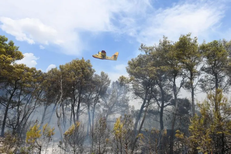Pogledajte kako se vatrogasci uz pomoć kanadera bore s velikim požarima kod Vodica i Dubrave