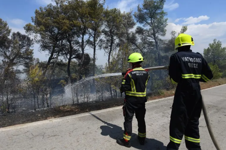 Pogledajte kako se vatrogasci uz pomoć kanadera bore s velikim požarima kod Vodica i Dubrave
