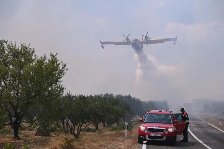 Pogledajte kako se vatrogasci uz pomoć kanadera bore s velikim požarima kod Vodica i Dubrave