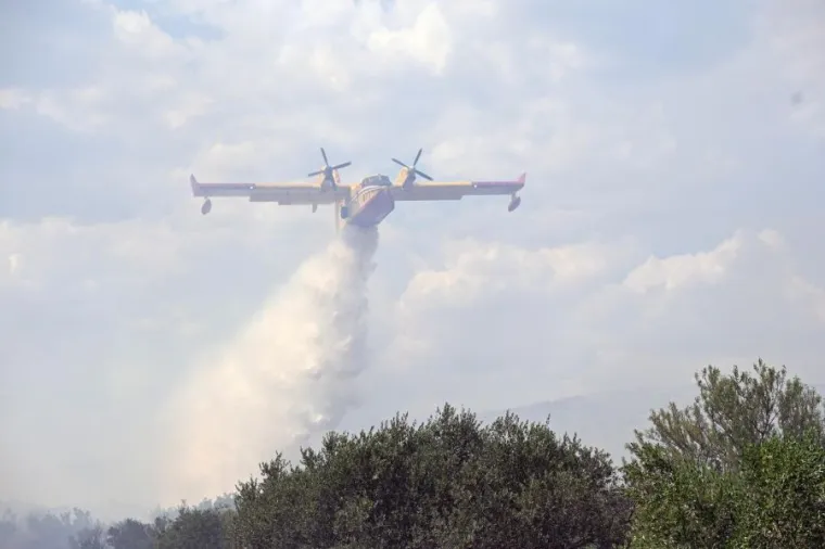 Pogledajte kako se vatrogasci uz pomoć kanadera bore s velikim požarima kod Vodica i Dubrave