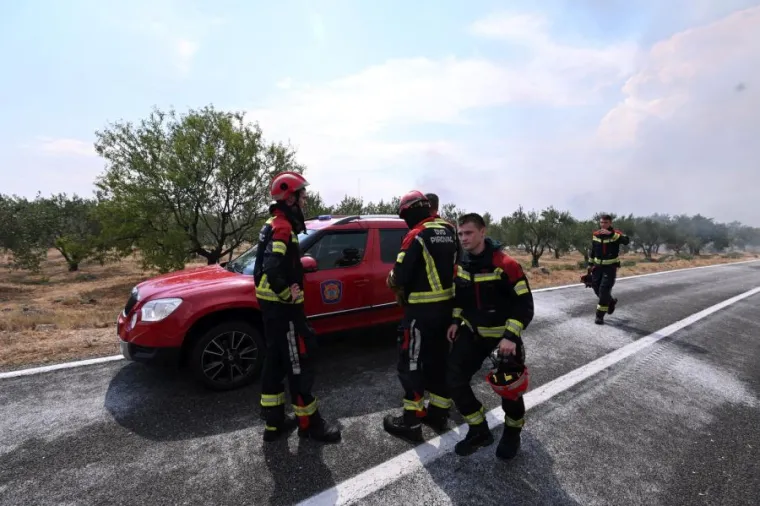 Pogledajte kako se vatrogasci uz pomoć kanadera bore s velikim požarima kod Vodica i Dubrave