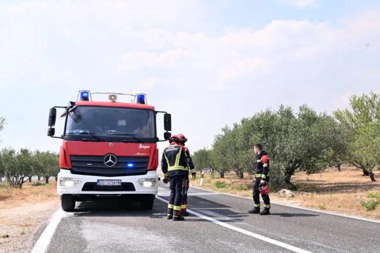Pogledajte kako se vatrogasci uz pomoć kanadera bore s velikim požarima kod Vodica i Dubrave