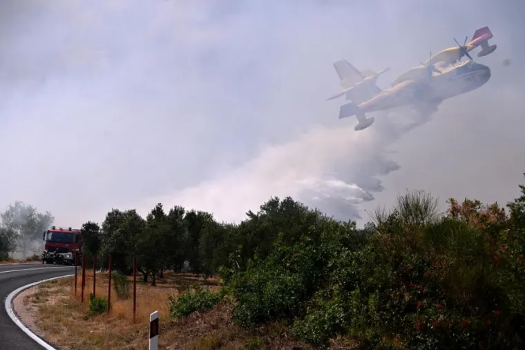 Pogledajte kako se vatrogasci uz pomoć kanadera bore s velikim požarima kod Vodica i Dubrave