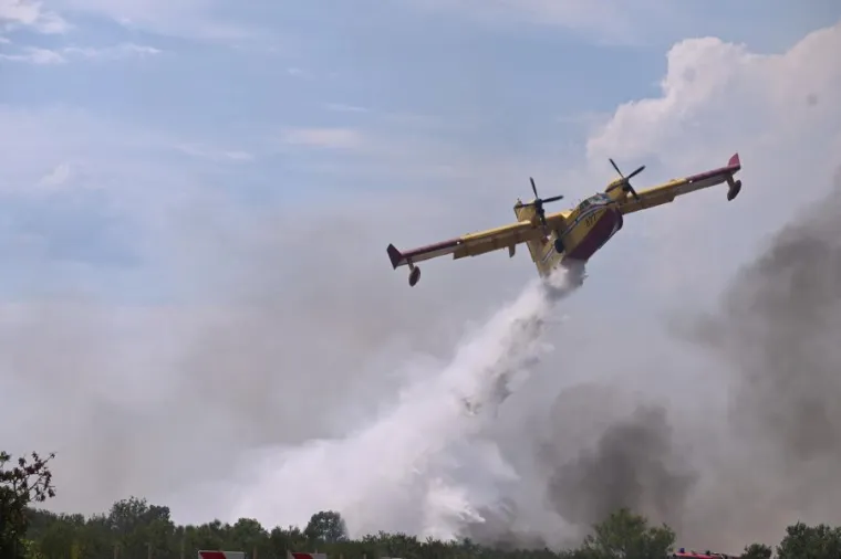 Pogledajte kako se vatrogasci uz pomoć kanadera bore s velikim požarima kod Vodica i Dubrave