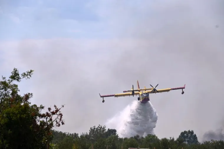Pogledajte kako se vatrogasci uz pomoć kanadera bore s velikim požarima kod Vodica i Dubrave