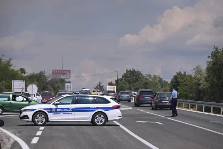 Pogledajte kako se vatrogasci uz pomoć kanadera bore s velikim požarima kod Vodica i Dubrave