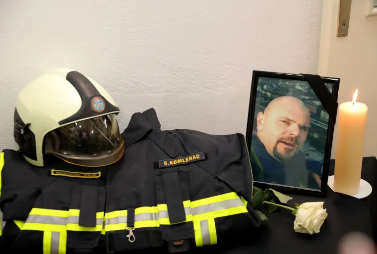 Počela komemoracija za tragično poginulog vatrogasca. Počast su mu odali sirenama, minutom &scaron;utnje i odorama