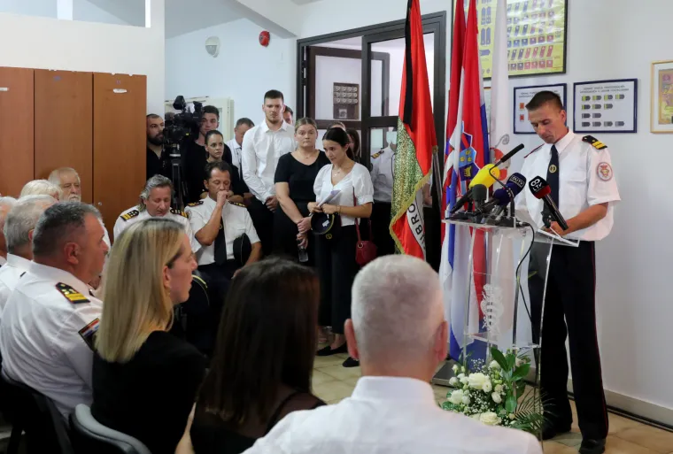 Počela komemoracija za tragično poginulog vatrogasca. Počast su mu odali sirenama, minutom &scaron;utnje i odorama