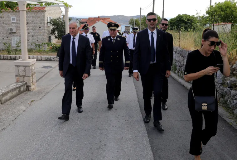 Počela komemoracija za tragično poginulog vatrogasca. Počast su mu odali sirenama, minutom &scaron;utnje i odorama