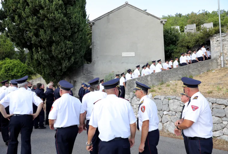 Počela komemoracija za tragično poginulog vatrogasca. Počast su mu odali sirenama, minutom &scaron;utnje i odorama