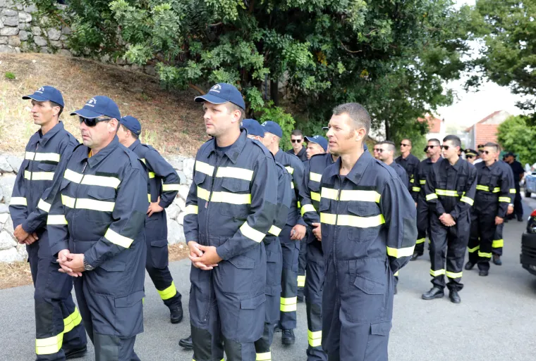 Počela komemoracija za tragično poginulog vatrogasca. Počast su mu odali sirenama, minutom &scaron;utnje i odorama