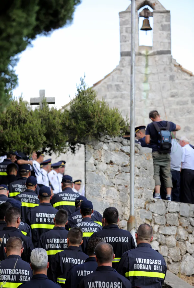 Počela komemoracija za tragično poginulog vatrogasca. Počast su mu odali sirenama, minutom &scaron;utnje i odorama