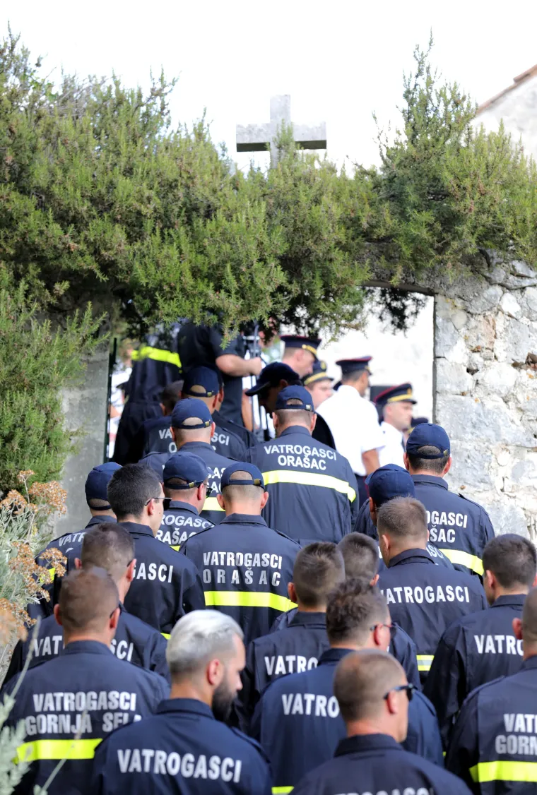 Počela komemoracija za tragično poginulog vatrogasca. Počast su mu odali sirenama, minutom &scaron;utnje i odorama