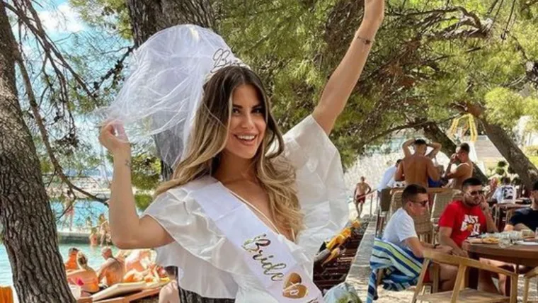 Ecija je bila vidljivo uzbuđena i sretna zbog djevojačke i skorašnje svadbe, a u posljednjoj objavi na svom Instagram profilu je obznanila da je došao kraj njezinoj djevojačkoj uz nekoliko fotografija u šljokičastoj kratkoj haljinici sa širokim i šarenim rukavima: &quot;Pusa od flamingo bride i btw. gotova djevojačka. Ma kud prije? Samo 3 dana trajala.&quot; Žanamari, Dalibor Petko i Ivana Knoll su joj poručili da izgleda predivno, a budući suprug joj je zaljubljeno napisao: &quot;Nikad nisam mislio da će mi se jedan Flamingo toliko sviđati.&quot;