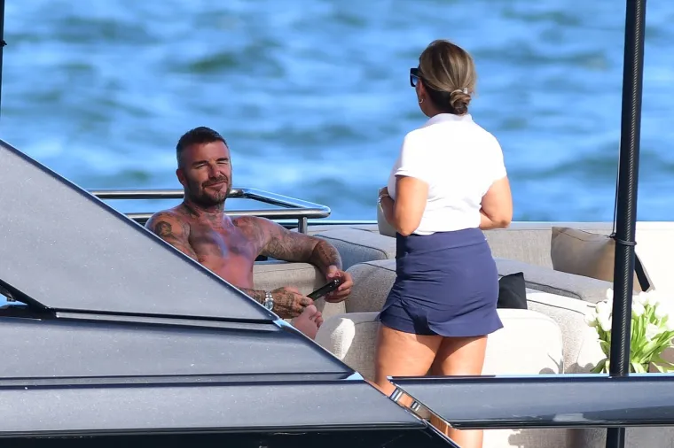 David Beckham pokazao svoj preplanuli torzo na jahti: Dok ga je usluživala zgodna žena nije skidao osmijeh s lica