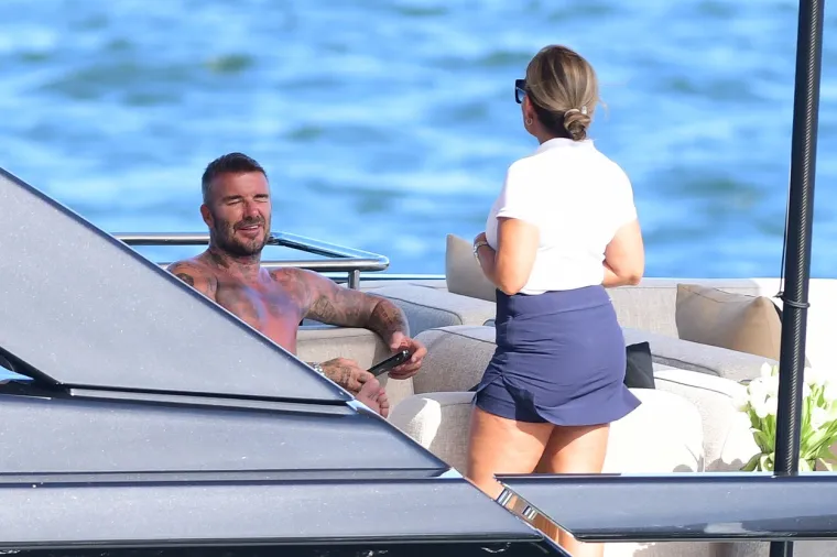 David Beckham pokazao svoj preplanuli torzo na jahti: Dok ga je usluživala zgodna žena nije skidao osmijeh s lica