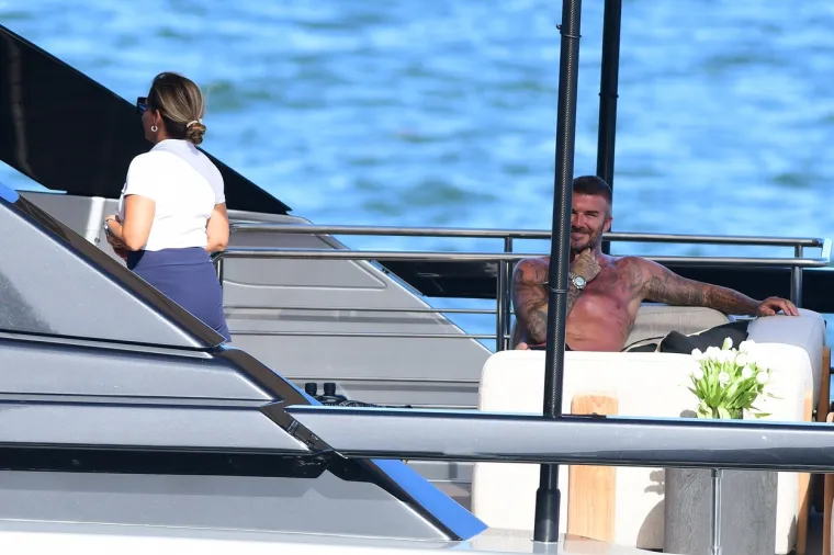 David Beckham pokazao svoj preplanuli torzo na jahti: Dok ga je usluživala zgodna žena nije skidao osmijeh s lica