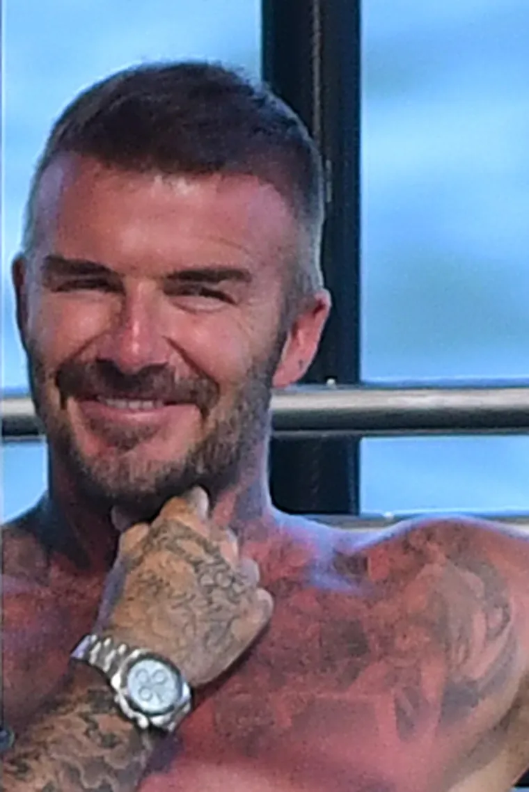 David Beckham pokazao svoj preplanuli torzo na jahti: Dok ga je usluživala zgodna žena nije skidao osmijeh s lica