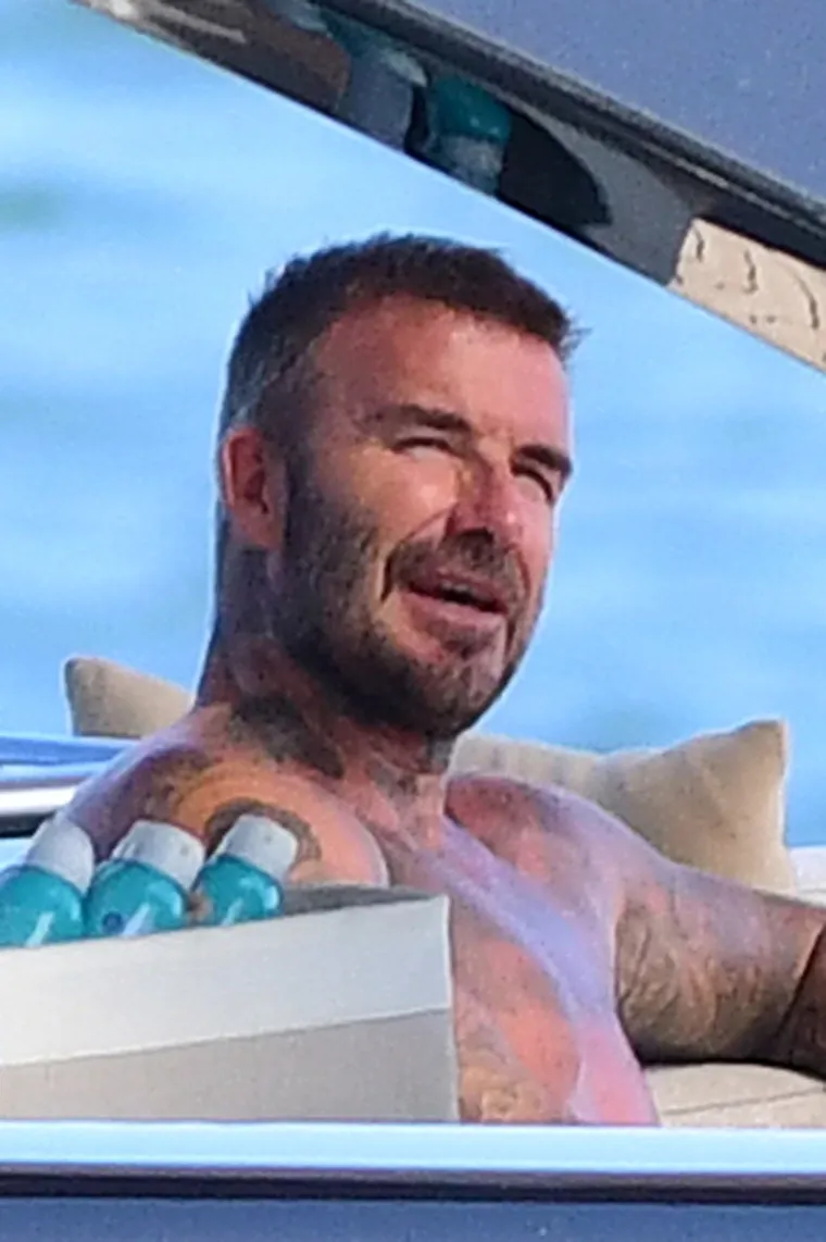 David Beckham pokazao svoj preplanuli torzo na jahti: Dok ga je usluživala zgodna žena nije skidao osmijeh s lica