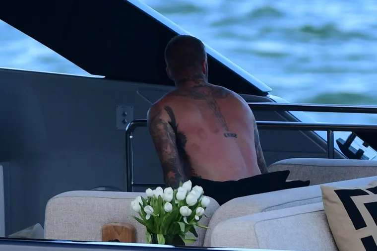 David Beckham pokazao svoj preplanuli torzo na jahti: Dok ga je usluživala zgodna žena nije skidao osmijeh s lica