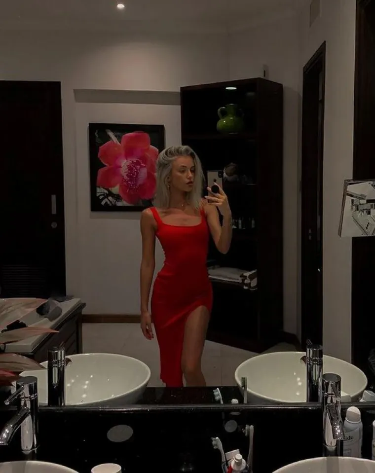 Na Instagramu ju prati više od 40 tisuća ljudi, a osim što je sudjelovala u slovenskoj verziji &apos;Plesa sa zvijezdama&apos;, fotografirala se i za Playboy. Kaja i Šime s kćerkicom Viktorijom uživaju u obiteljskom odmoru u Grčkoj, a Kaja ponekad na svom Instagramu podijeli snimke s njihovog godišnjeg odmora iz snova.