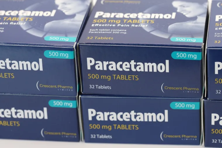 Paracetamol (acetaminofen) + alkohol: Svi kod kuće imamo paracetamol. Riječ je o analgetiku i antipiretiku  koji se koristi za snižavanje povišene tjelesne temperature i ublažavanje bolova. Za razliku od aspirna siguran je za želudac pa ga mogu uzimati ljudi koji imaju gastrointestinalnih tegoba. 
Nije pametno uzimati paracetamol za liječenje mamurluka jer možete naštetiti jetrima. Uz paracetamol se smije umjereno piti, a to znači do tri pića dnevno. Nikako više od toga.