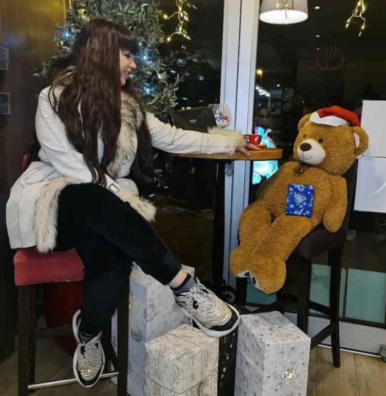 Štoviše, otišla je i korak dalje te je 2019. godine svog oca Sinišu prijavila za zlostavljanje nje i njenog sina Željka, što on nikada nije komentirao za medije. 