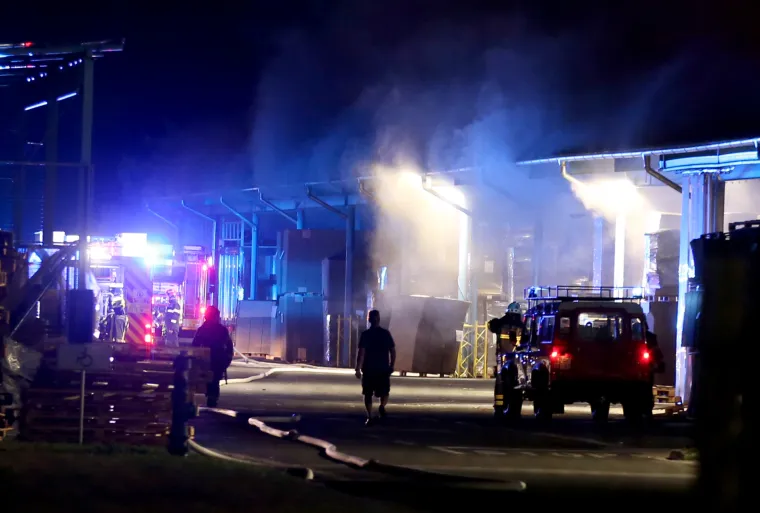 Pogledajte fotografije velikog požara u Zagrebu: U ga&scaron;enju sudjelovalo 200 vatrogasaca