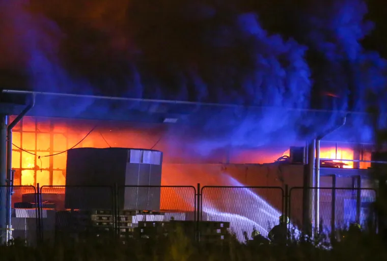 Pogledajte fotografije velikog požara u Zagrebu: U ga&scaron;enju sudjelovalo 200 vatrogasaca