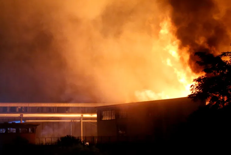 Pogledajte fotografije velikog požara u Zagrebu: U ga&scaron;enju sudjelovalo 200 vatrogasaca