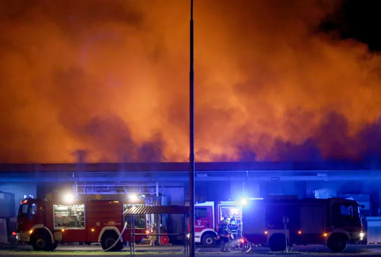 Pogledajte fotografije velikog požara u Zagrebu: U ga&scaron;enju sudjelovalo 200 vatrogasaca