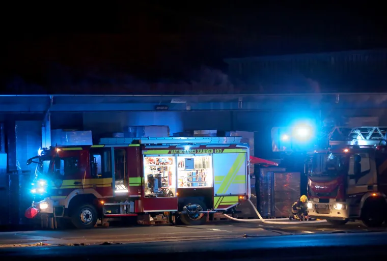 Pogledajte fotografije velikog požara u Zagrebu: U ga&scaron;enju sudjelovalo 200 vatrogasaca