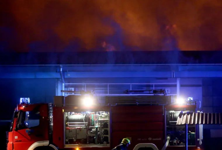 Pogledajte fotografije velikog požara u Zagrebu: U ga&scaron;enju sudjelovalo 200 vatrogasaca