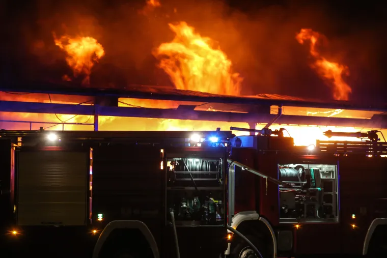 Pogledajte fotografije velikog požara u Zagrebu: U ga&scaron;enju sudjelovalo 200 vatrogasaca