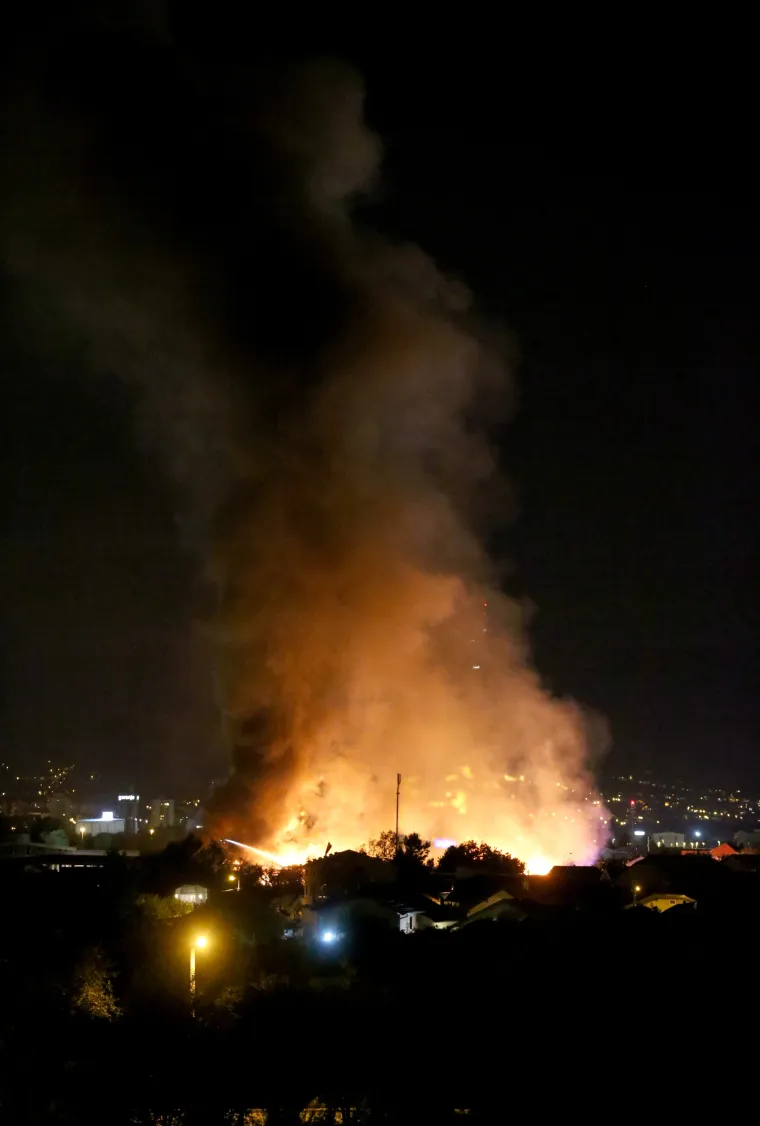 Pogledajte fotografije velikog požara u Zagrebu: U ga&scaron;enju sudjelovalo 200 vatrogasaca