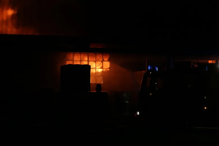 Pogledajte fotografije velikog požara u Zagrebu: U ga&scaron;enju sudjelovalo 200 vatrogasaca