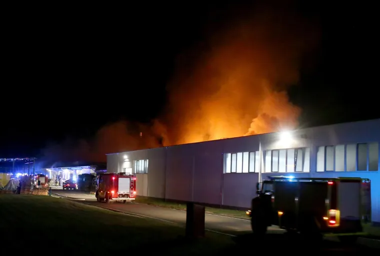 Pogledajte kako izgleda plameni dim iznad Zagreba, na terenu velik broj vatrogasaca