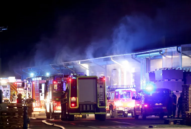 Pogledajte kako izgleda plameni dim iznad Zagreba, na terenu velik broj vatrogasaca