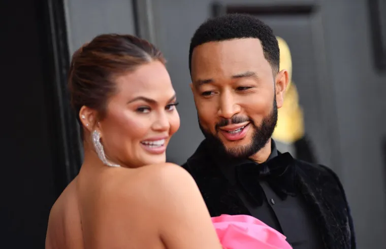 Dobitnik Grammyja, John Legend (45) je u jednom intervjuu otkrio da prije svakog koncerta jede pečenu piletinu, što mu daje energiju potrebnu za dvosatne nastupe koje izvodi pet dana u tjednu tijekom turneje.