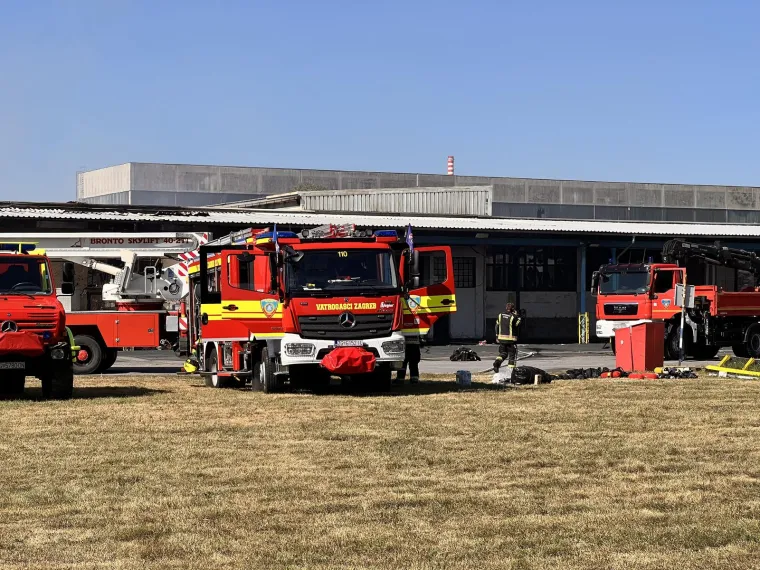 Vatrogasci i dalje dežuraju u dvori&scaron;tu tvrtke na Žitnjaku gdje su se noćas borili s vatrenom stihijom