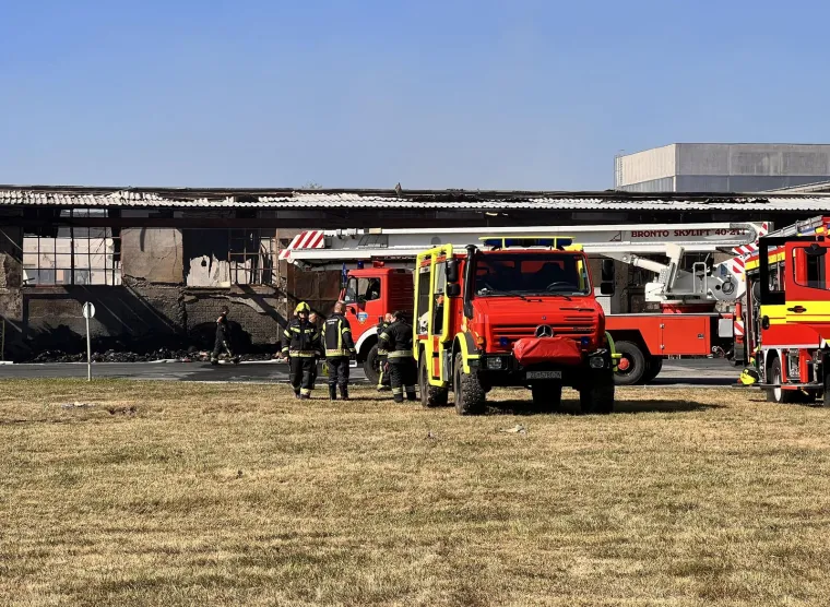 Vatrogasci i dalje dežuraju u dvori&scaron;tu tvrtke na Žitnjaku gdje su se noćas borili s vatrenom stihijom