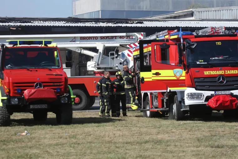 Vatrogasci i dalje dežuraju u dvori&scaron;tu tvrtke na Žitnjaku gdje su se noćas borili s vatrenom stihijom