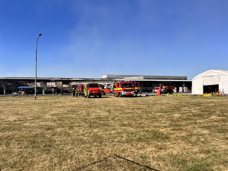 Vatrogasci i dalje dežuraju u dvori&scaron;tu tvrtke na Žitnjaku gdje su se noćas borili s vatrenom stihijom